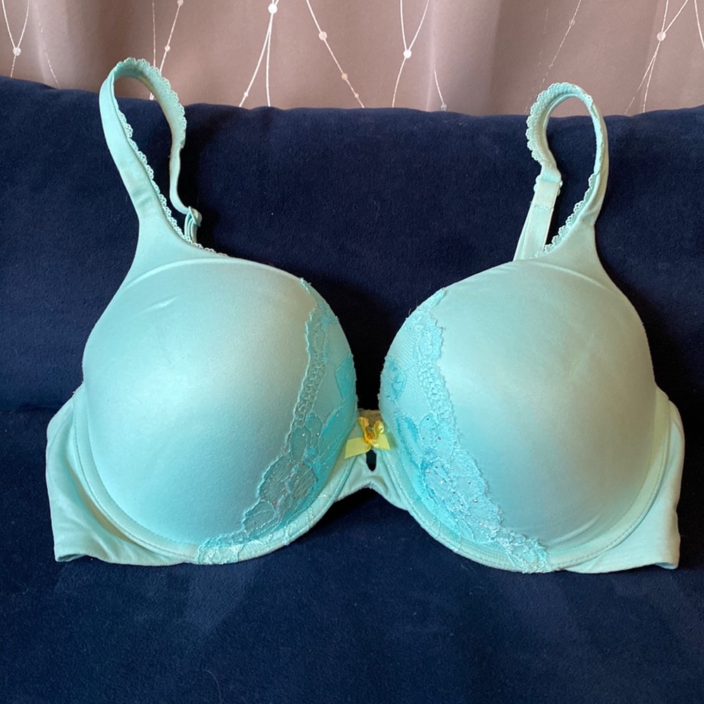 Victoria’s Secret 36D bra